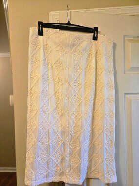 XL Solitaire lined of white lace skirt with kick pleat in back, NWT